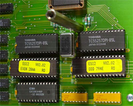 De EPROM chips op de printplaat