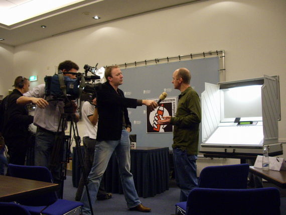 NOS interview op de persconferentie van 'Wij vertrouwen stemcomputers niet' in Nieuwspoort, Den Haag.